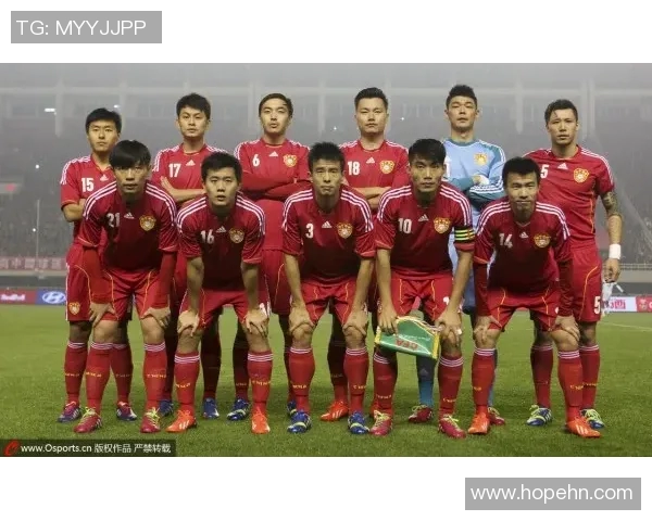 中国国家足球队迎战伊拉克队全力争胜展现实力与团队精神
